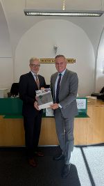 Landesarchivdirektor Hofrat Dr. Gernot Peter Obersteiner überreicht das brandneue Jahrbuch an Landeshauptmann Mario Kunasek