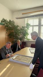 Landesarchivdirektor Hofrat Dr. Gernot Peter Obersteiner und Abteilungsleiter Mag. Florian Tunner präsentieren dem Landeshauptmann Mario Kunasek das Original der "Georgenberger Handfeste.