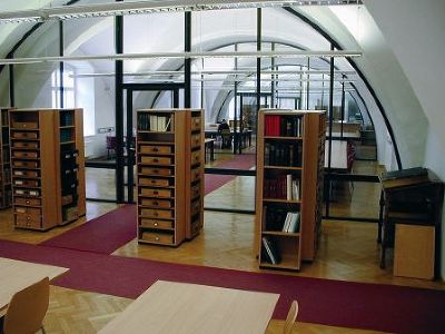 Blick in den Lesesaal von der Beratung  