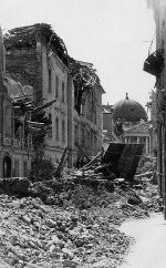 Bombentreffer in der Burggasse mit Handels- und Gewerbekammer (Gauwirtschaftskammer) im Hintergrund das Grazer Opernhaus.